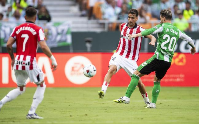 Beñat Prados en acción frente al Betis en La Cartuja poco antes de lesionarse. / ATHLETIC CLUB