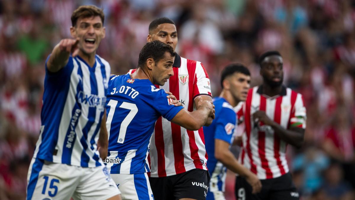 Maroan Sannadi pelea con Otto en el último derbi ante el Alavés / Athletic Club