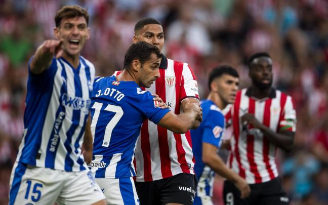 Maroan Sannadi pelea con Otto en el último derbi ante el Alavés / Athletic Club