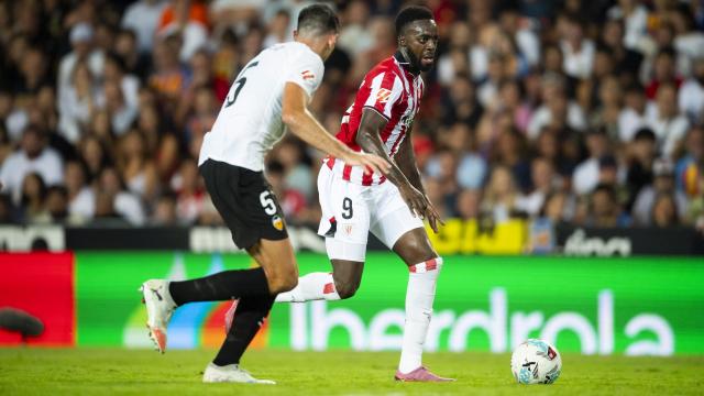 Tárrega intenta interceptar el avance de Iñaki Williams. / ATHLETIC CLUB