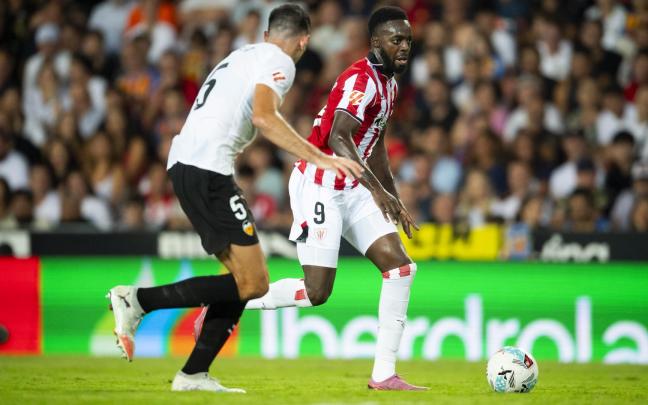 Tárrega intenta interceptar el avance de Iñaki Williams. / ATHLETIC CLUB