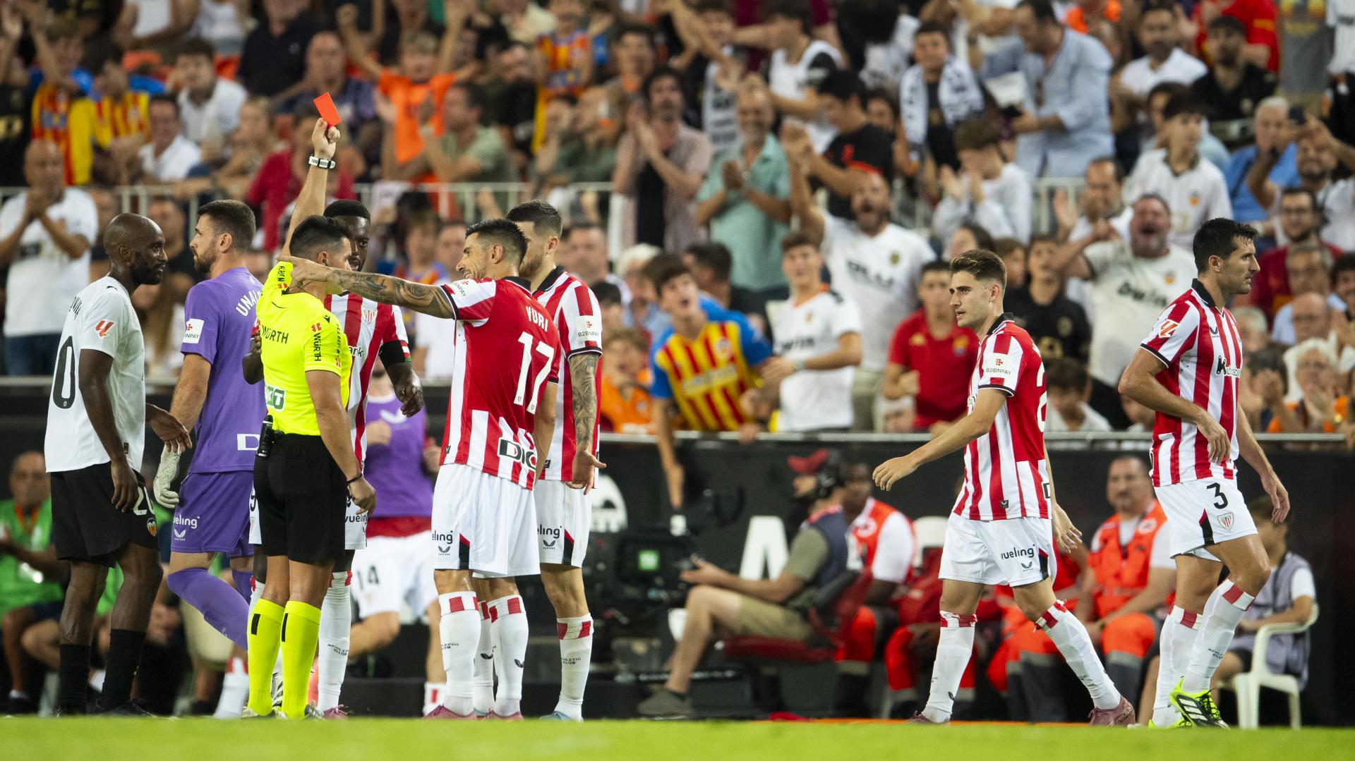 Un momento de los jugadores rojiblancos disientiendo de las decisiones disciplinarios de Ortiz Arias. / ATHLETIC CLUB