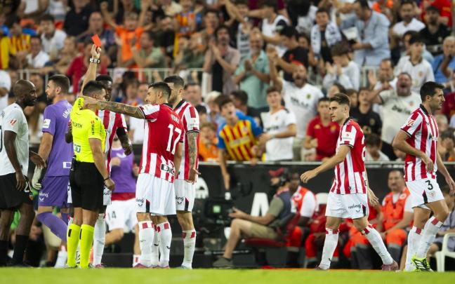 Un momento de los jugadores rojiblancos disientiendo de las decisiones disciplinarios de Ortiz Arias. / ATHLETIC CLUB