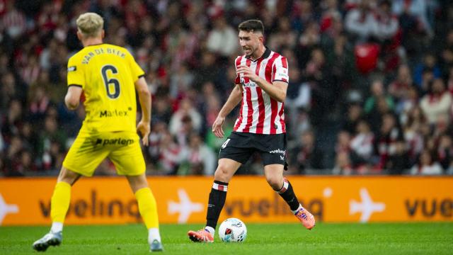 Aymeric Laporte controla el balón ante el neerlandés Van de Beek durante el partido de la primera vuelta en San Mamés. / ATHLETIC CLUB