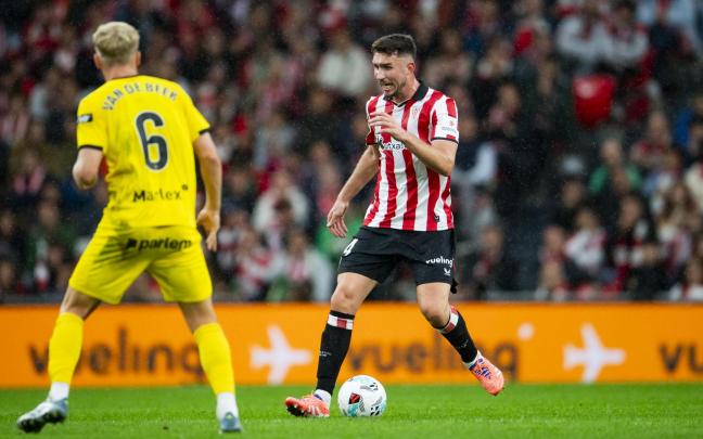 Aymeric Laporte controla el balón ante el neerlandés Van de Beek durante el partido de la primera vuelta en San Mamés. / ATHLETIC CLUB