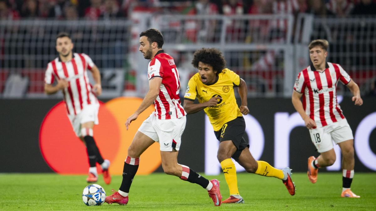 Iñigo Lekue conduce un balón en el partido ante el Borussia Dortmund / Athletic Club