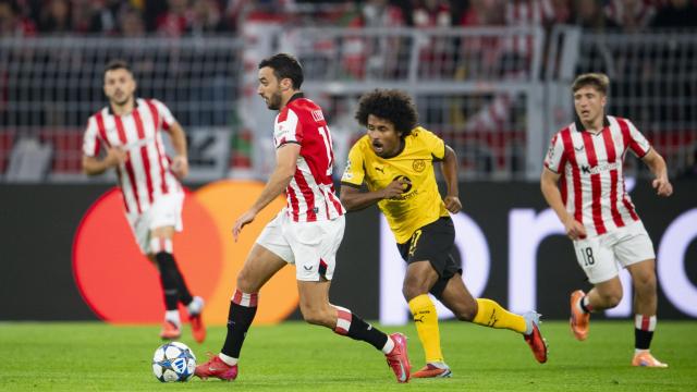 Iñigo Lekue conduce un balón en el partido ante el Borussia Dortmund / Athletic Club