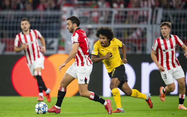 Iñigo Lekue conduce un balón en el partido ante el Borussia Dortmund / Athletic Club Iñigo Lekue conduce un balón en el partido ante el Borussia Dortmund / Athletic Club
