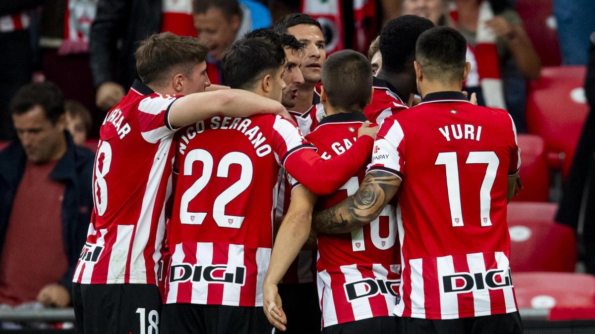 El conjunto de Ernesto Valverde celebra uno de los goles que supusieron el último triunfo, sobre el Mallorca en San Mamés. / ATHLETIC CLUB