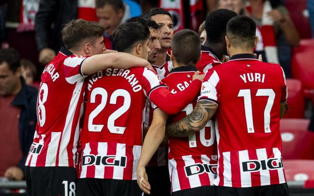 El conjunto de Ernesto Valverde celebra uno de los goles que supusieron el último triunfo, sobre el Mallorca en San Mamés. / ATHLETIC CLUB