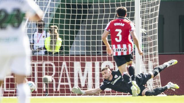 Una de las intervenciones de Unai Simón, a duro remate de Rafa Mir, que evitaron la derrota en Elche. / ATHLETIC CLUB