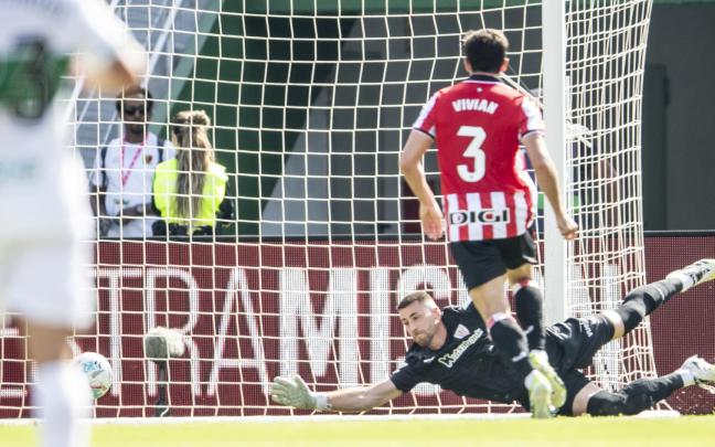 Una de las intervenciones de Unai Simón, a duro remate de Rafa Mir, que evitaron la derrota en Elche. / ATHLETIC CLUB