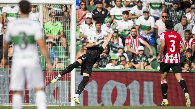 Una Simón detiene un potente disparo del Elche / Athletic Club