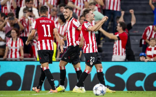 Guruzeta y Navarro, en imagen junto a Paredes, propiciaron ayer la remontada rojiblanca ante el Qarabag. / ATHLETIC CLUB