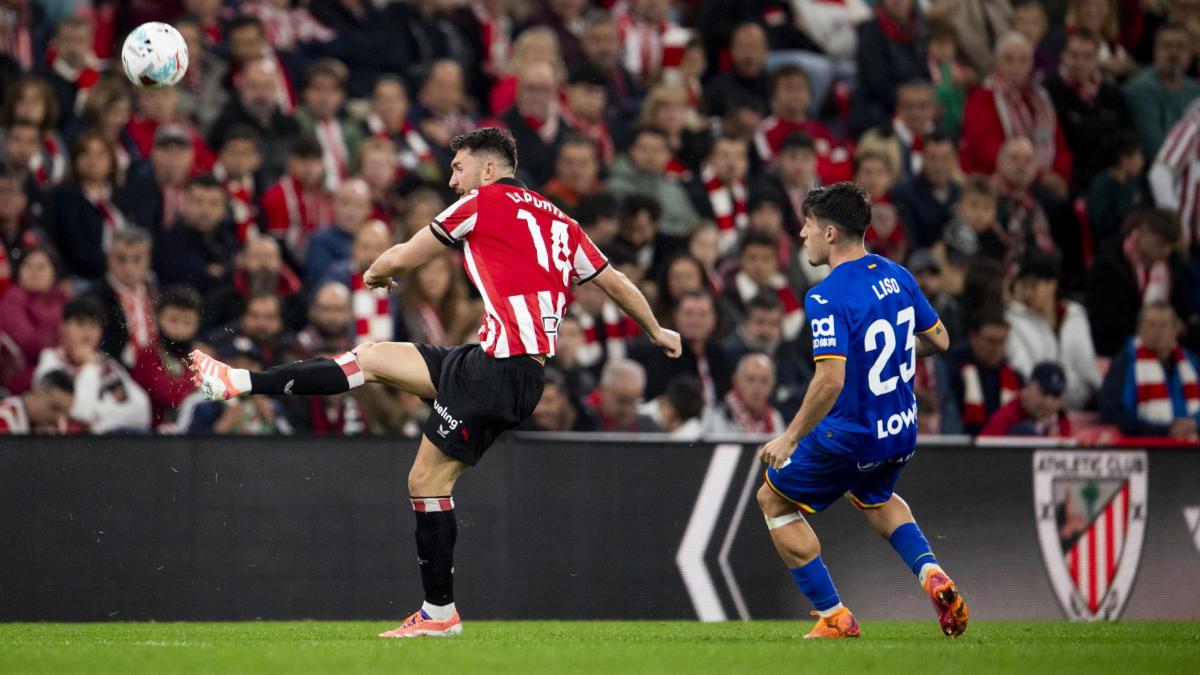 Laporte despeja un balón durante el partido ante el Getafe / Athletic Club