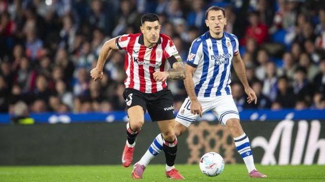 Yuri Berchiche pelea por un balón delante de Mikel Oyarzabal / Athletic Club