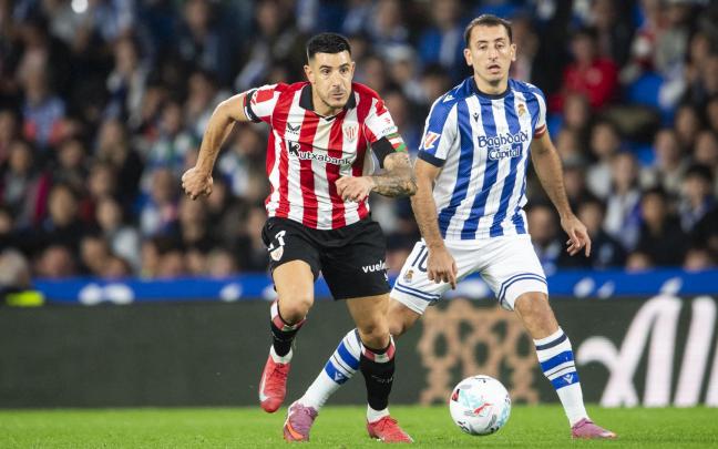 Yuri Berchiche pelea por un balón delante de Mikel Oyarzabal / Athletic Club