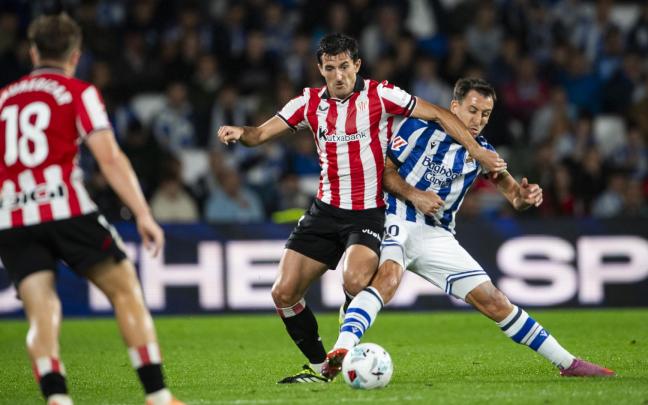 Vivian y Oyarzabal, compañeros de elección en acción durante el último derbi, se reencuentran este domingo. / ATHLETIC CLUB
