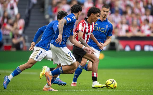 Selton Sánchez conduce una pelota ante el Oviedo / Athletic Club