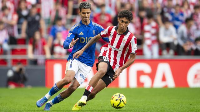 Selton es perseguido por Ilyas Chaira, jugador del Oviedo, en su única titularidad como león. / ATHLETIC CLUB