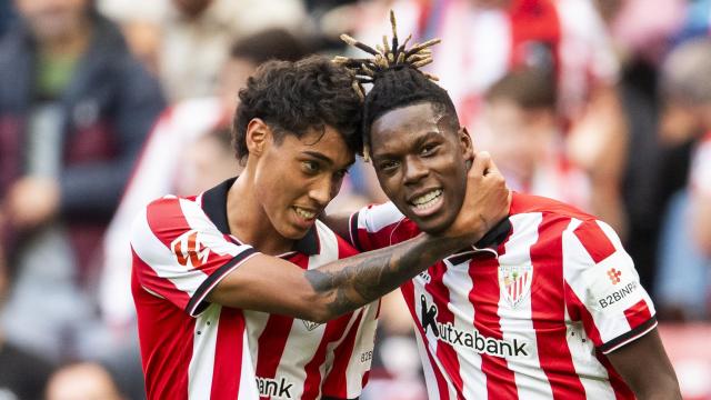 Selton Sánchez y Nico Williams celebran el único gol que sirvió para derrotar al Real Oviedo. / ATHLETIC CLUB