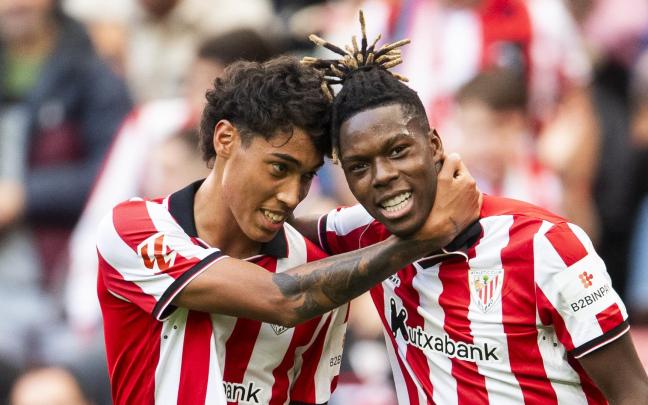 Selton Sánchez y Nico Williams celebran el único gol que sirvió para derrotar al Real Oviedo. / ATHLETIC CLUB