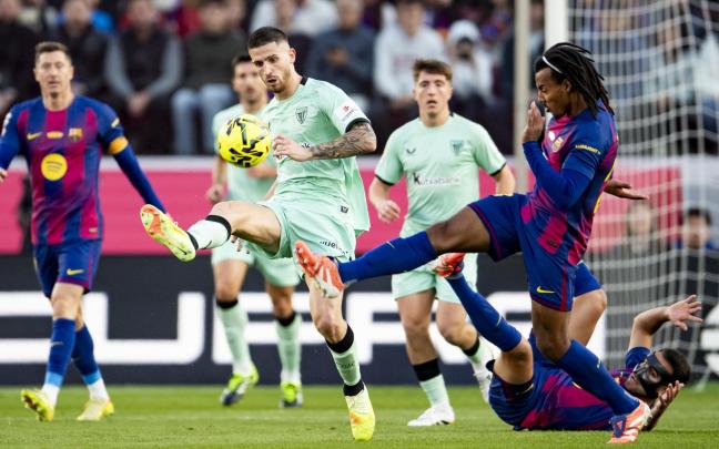Oihan Sancet pugna con Kounde un balón en el reestreno del Camp Nou / Athletic Club