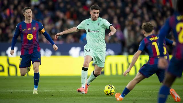 Aymeric Laporte, perseguido el sábado por varios jugadores del Barça. / ATHLETIC CLUB