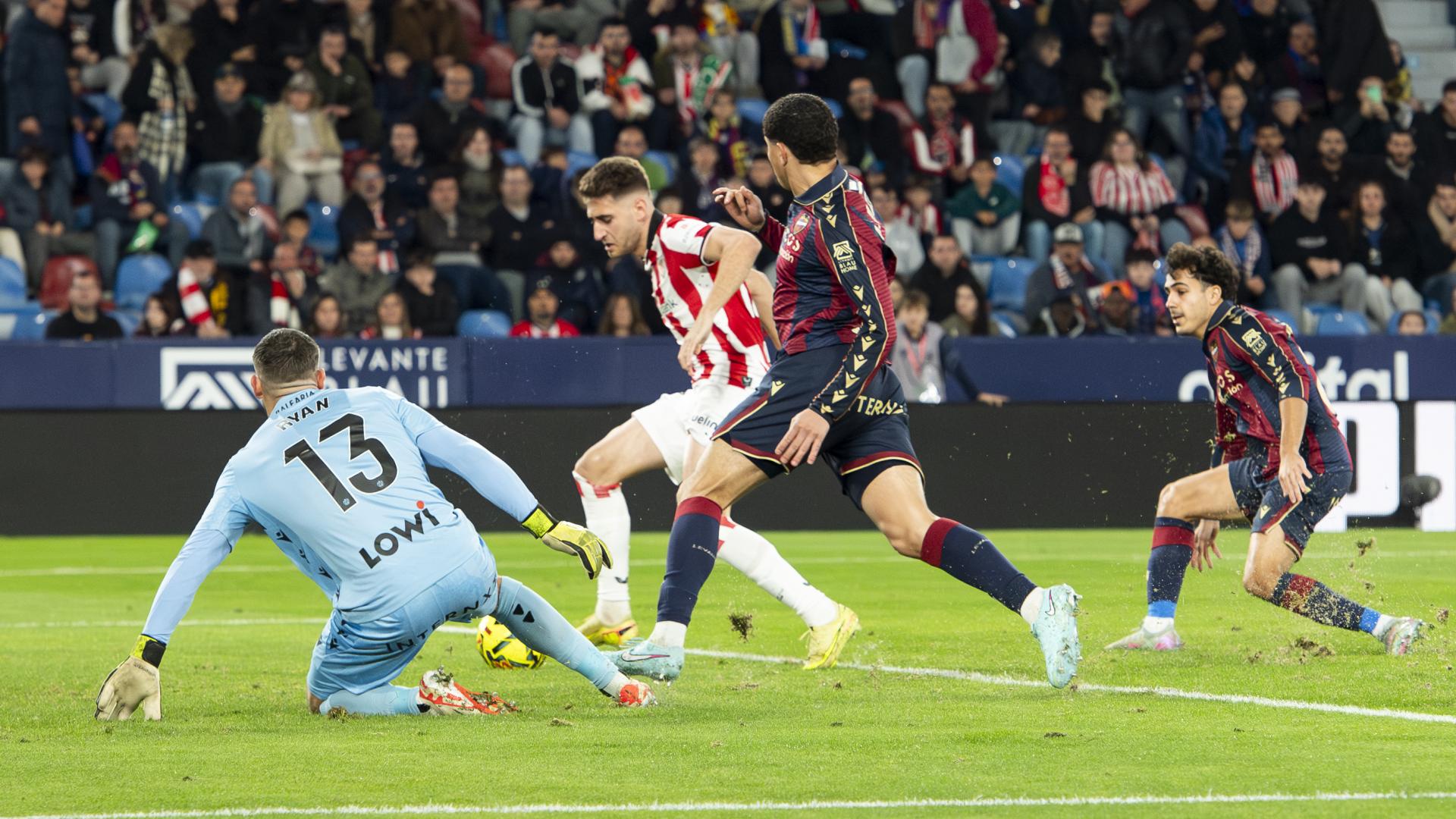 Robert Navarro inició la senda del triunfo rojiblanco en el Ciutat de Valéncia. / ATHLETIC CLUB
