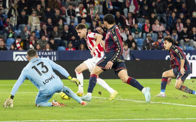 Robert Navarro inició la senda del triunfo rojiblanco en el Ciutat de Valéncia. / ATHLETIC CLUB