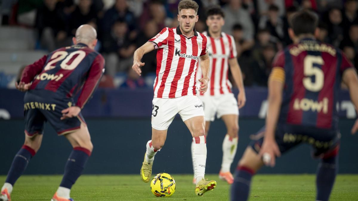 Robert Navarro conduce la pelota en el partido ante el Levante / Athletic Club