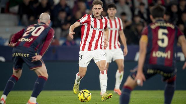 Robert Navarro conduce la pelota en el partido ante el Levante / Athletic Club