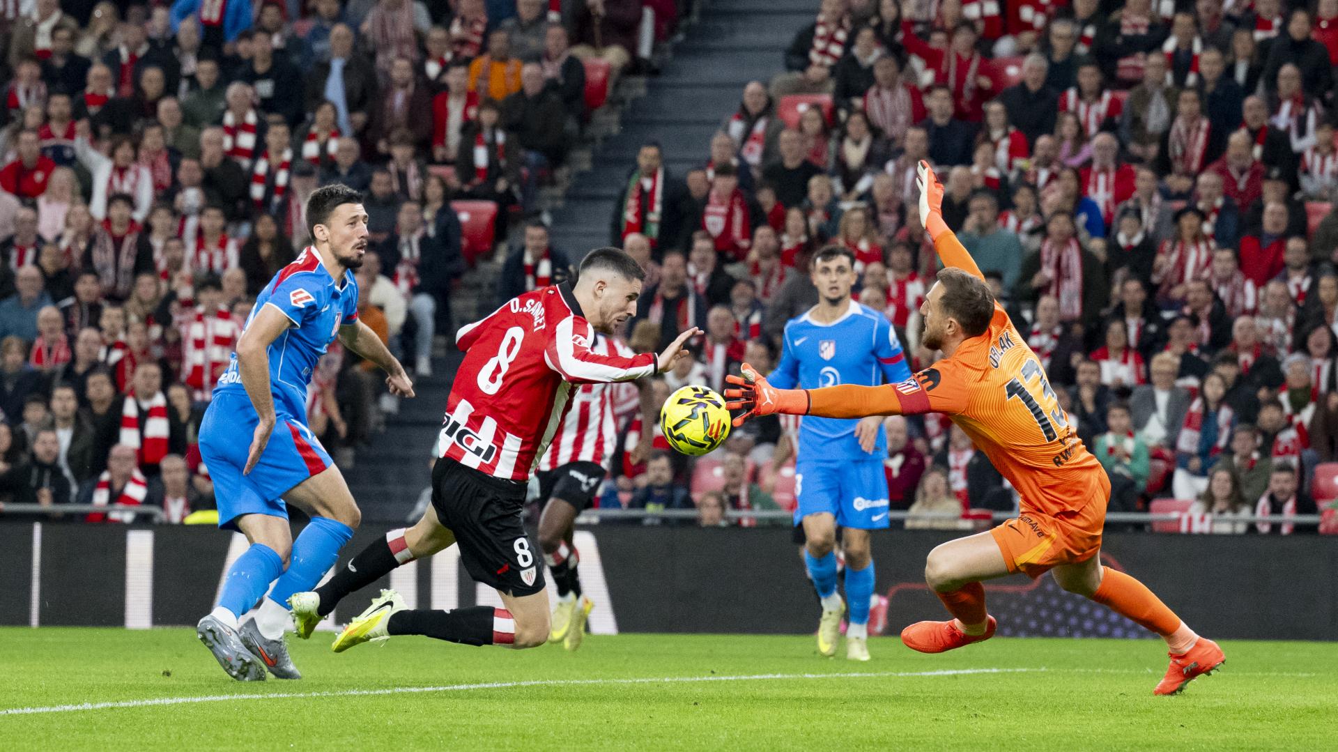 Sancet intenta batir a Oblak durante el choque de la primera vuelta, saldado en San Mamés con triunfo local. / ATHLETIC CLUB