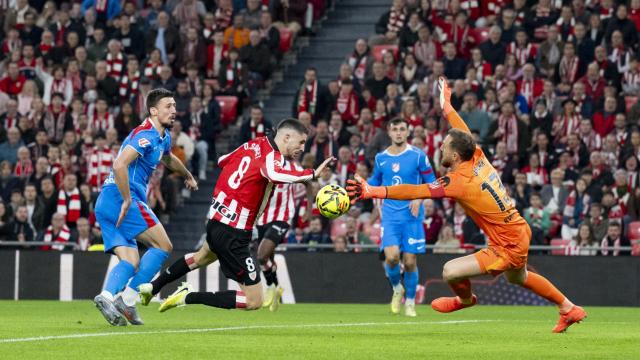 Sancet intenta batir a Oblak durante el choque de la primera vuelta, saldado en San Mamés con triunfo local. / ATHLETIC CLUB