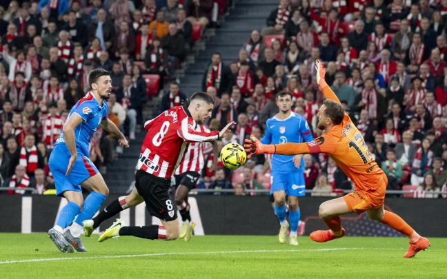 Sancet intenta batir a Oblak durante el choque de la primera vuelta, saldado en San Mamés con triunfo local. / ATHLETIC CLUB