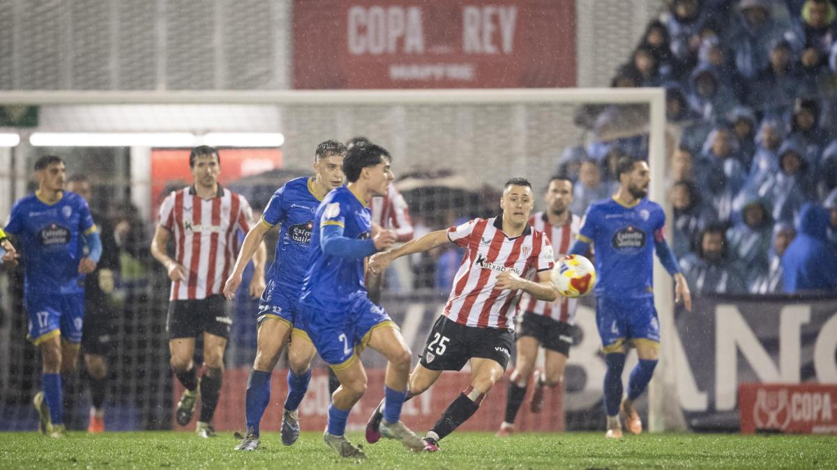 Izeta persigue un balón ante el Ourense en Copa / Athletic Club