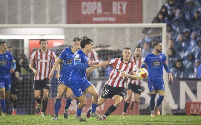 Izeta persigue un balón ante el Ourense en Copa / Athletic Club