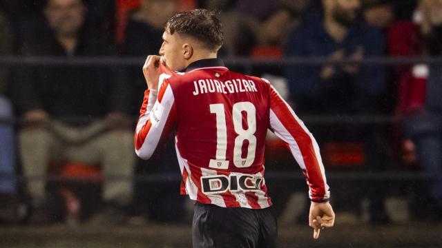 Jauegizar celebra su gol besando el escudo ante la afición rojiblanca presente en O Couto, / ATHLETIC CLUB