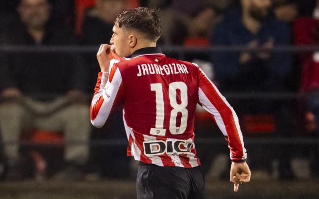 Jauegizar celebra su gol besando el escudo ante la afición rojiblanca presente en O Couto, / ATHLETIC CLUB