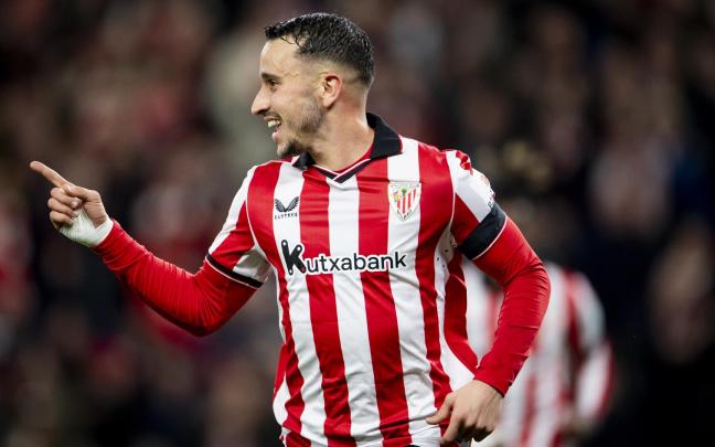 Álex celebrando su último gol, este lunes frente al RCD Espanyol. / FOTOS ATHLETIC CLUB
