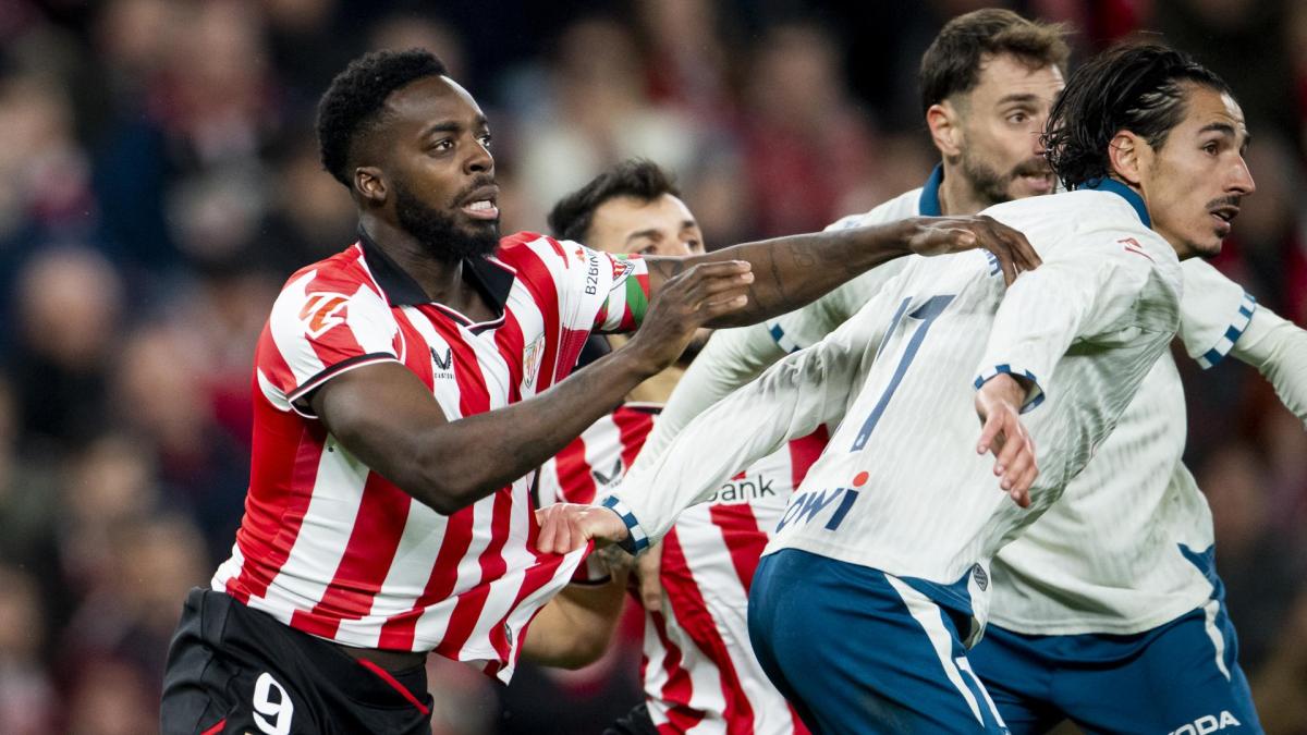 Iñaki Williams forcejea con Pere Milla durante el choque de la primera vuelta en San Mamés (1-2). / ATHLETIC CLUB