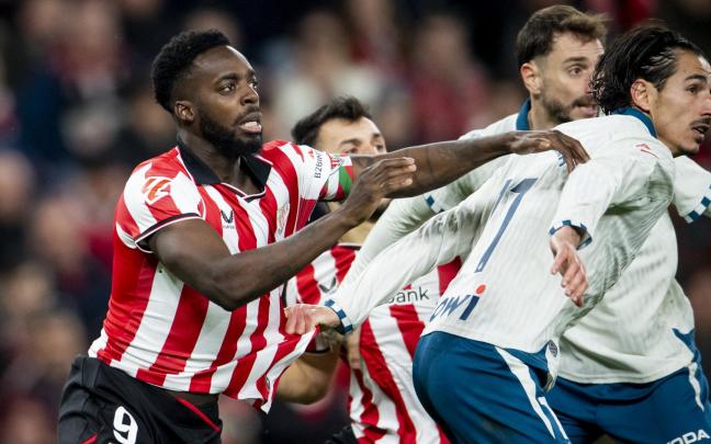 Iñaki Williams forcejea con Pere Milla durante el choque de la primera vuelta en San Mamés (1-2). / ATHLETIC CLUB