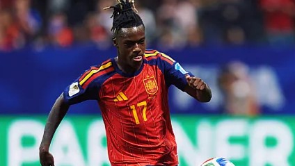 Nico Williams controla el balón ante Arabia Saudí / SeFútbol