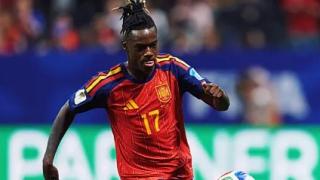 Nico Williams controla el balón ante Arabia Saudí / SeFútbol