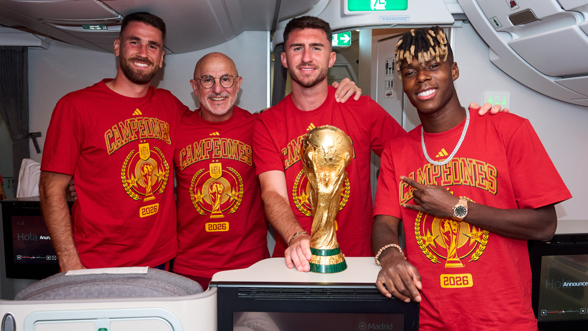 Unai Simón, Nico Williams, Aymeric Laporte y Luis de la Fuente, con la Copa del Mundo / Athletic Club