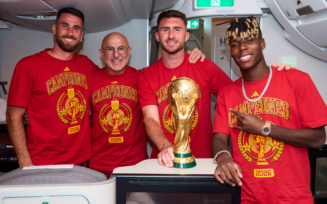Unai Simón, Nico Williams, Aymeric Laporte y Luis de la Fuente, con la Copa del Mundo / Athletic Club
