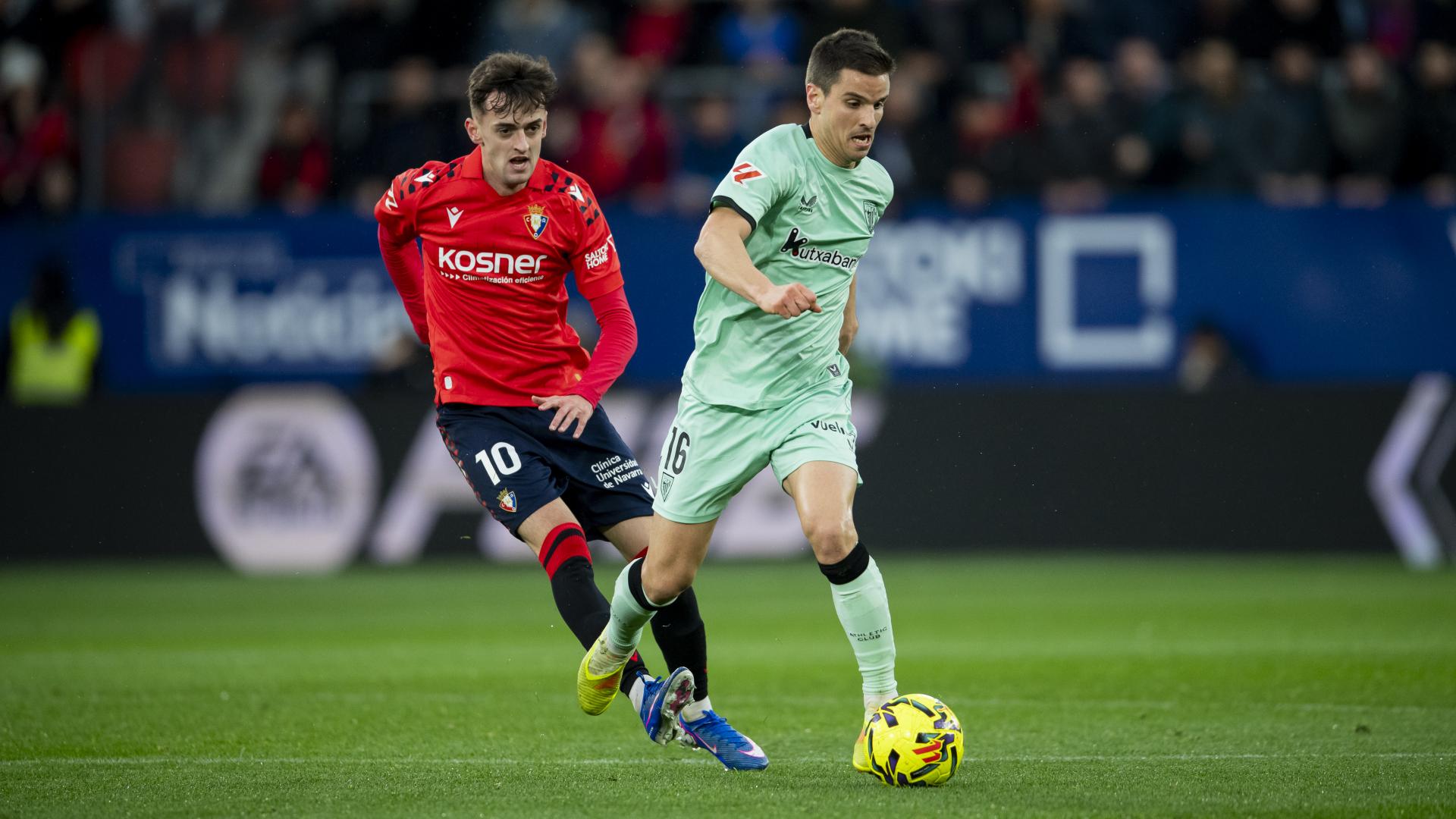 Iñigo Ruiz de Galarreta se lleva el balón en presencia de Aimar Oroz. / ATHLETIC CLUB