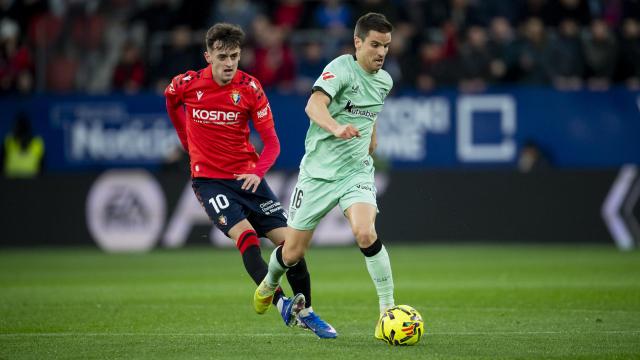 Iñigo Ruiz de Galarreta se lleva el balón en presencia de Aimar Oroz. / ATHLETIC CLUB