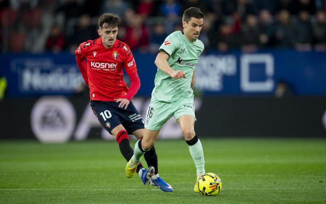 Iñigo Ruiz de Galarreta se lleva el balón en presencia de Aimar Oroz. / ATHLETIC CLUB