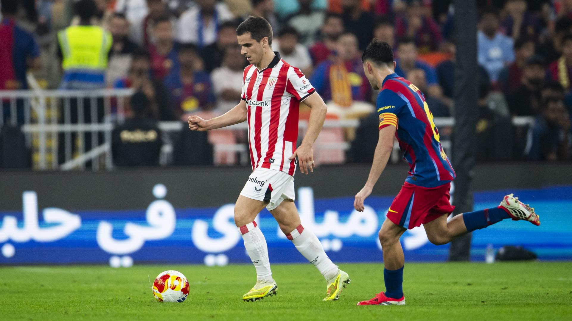 Pedri persigue a Ruiz de Galarreta durante el último choque jugado entre ambos, con motivo de la Supercopa. / ATHLETIC CLUB